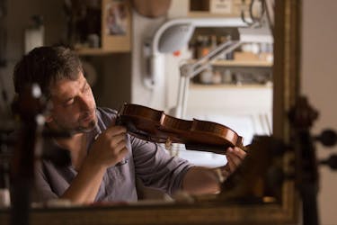 Visiting a master violinmaker workshop in Venice